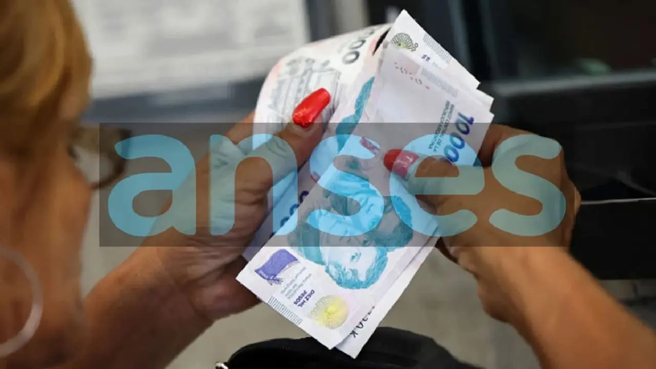 AUH: aumenta 2,9% en abril y ANSES retiene 20%; calendario por DNI