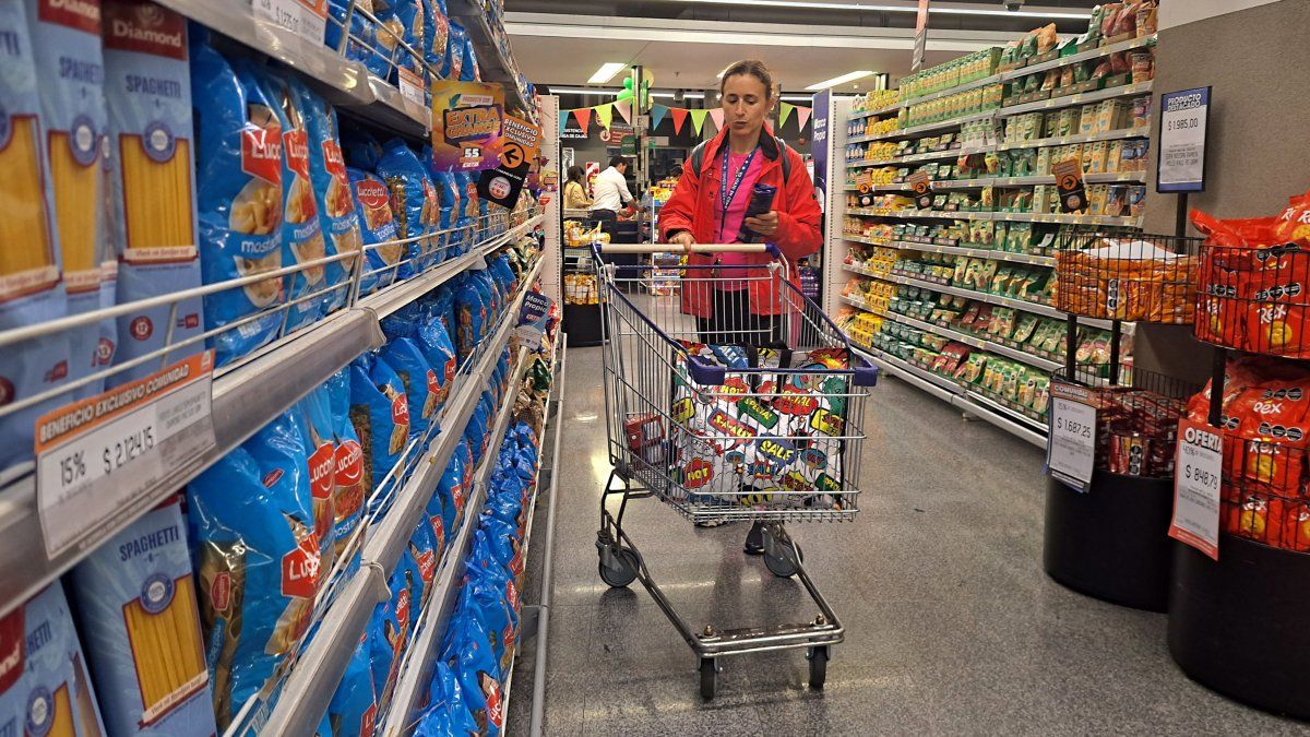 Canasta básica: menor suba en siete meses, pero la pobreza sigue alta
