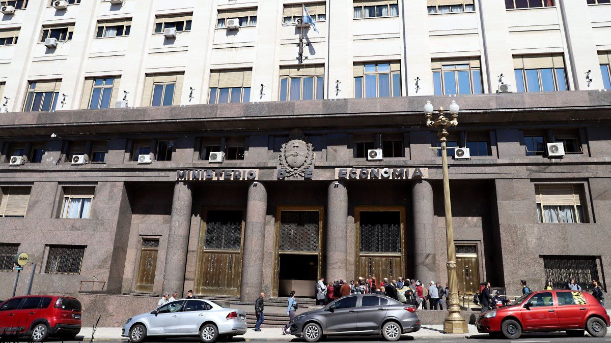 Economía colocó u$s150 millones a 2028 y logró rollover del 138% en pesos