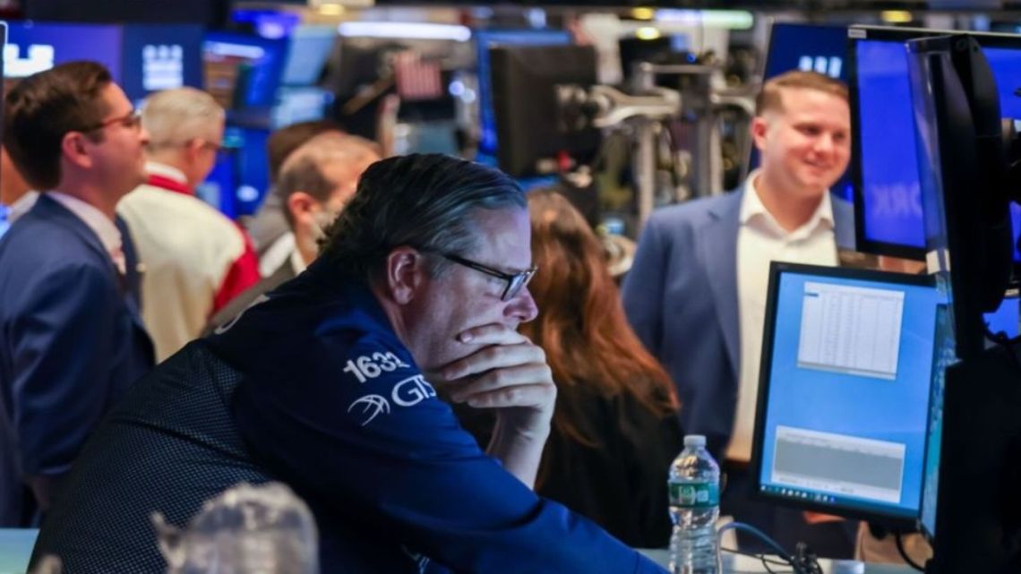 El Riesgo País cae a 595 puntos tras rebote de bonos y calma externa