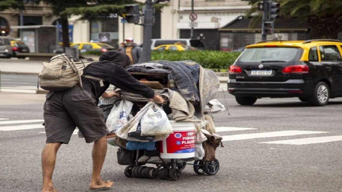 Menos pobreza, pero con ingresos frágiles: la mejora en duda