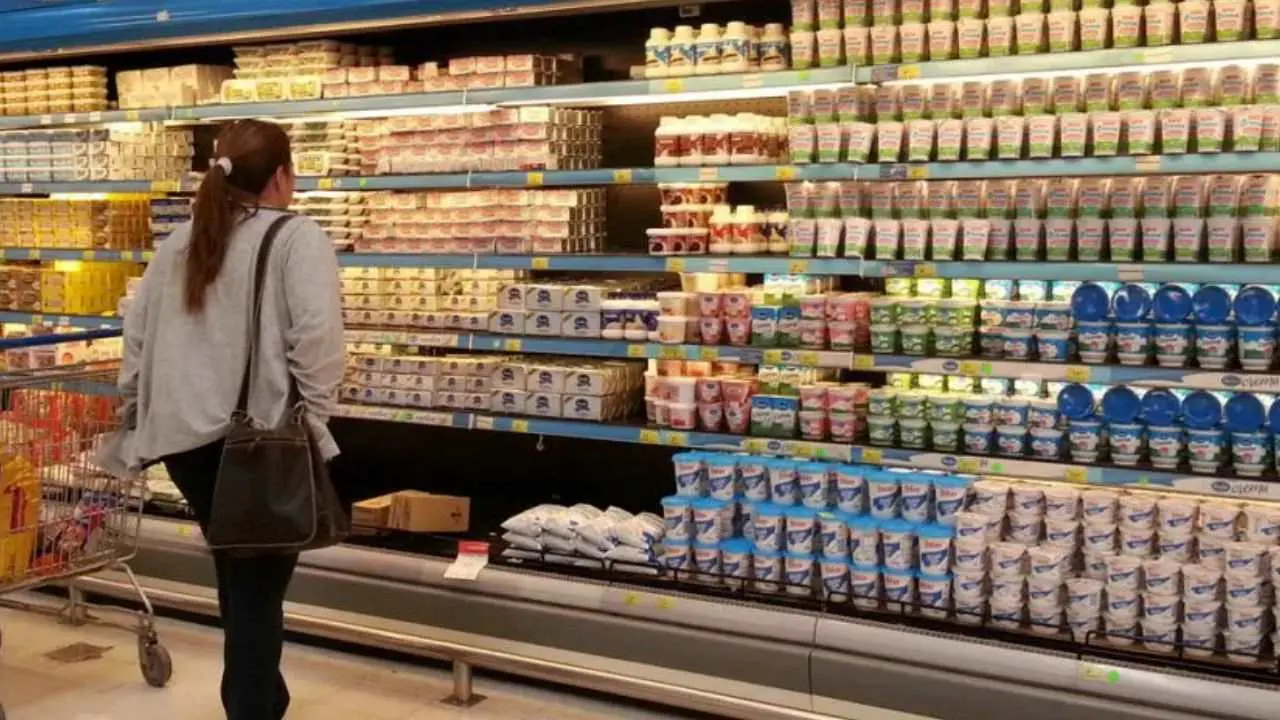 Milei celebra la baja de la inflación pero advierte corrección pendiente de precios regulados