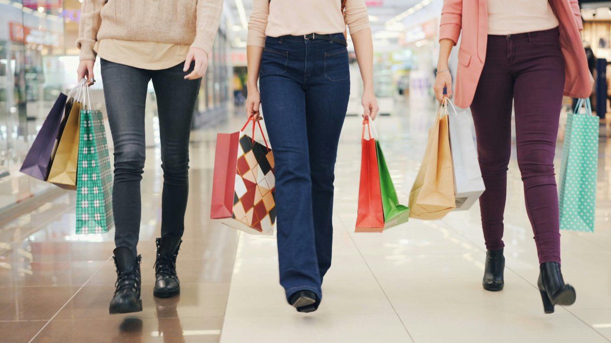Qué conviene comprar en el exterior y cómo no perder dólares