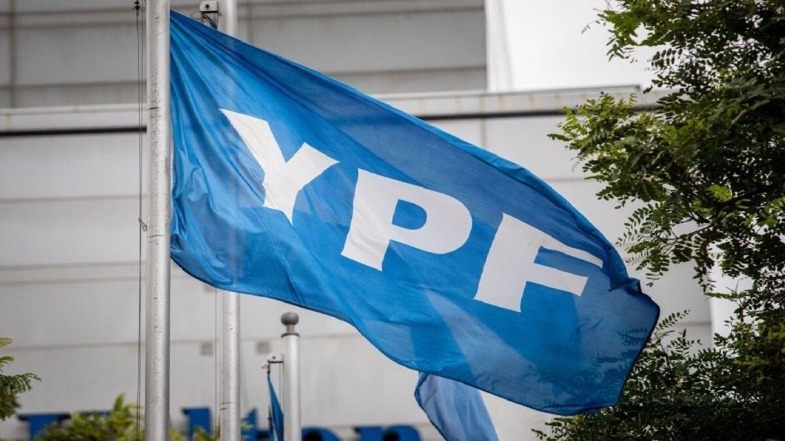 YPF impulsa el Merval tras fallo por 16.000 MUSD y el petróleo en alza